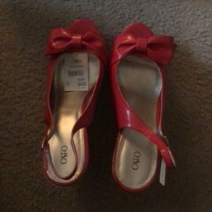 Coral with woven bottom wedge